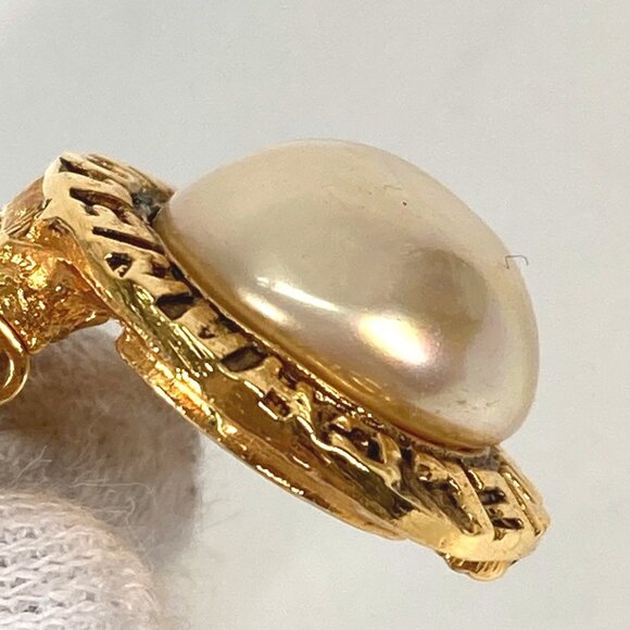 CHANEL Vintage Gold Clip Earrings - Picture 8 of 15